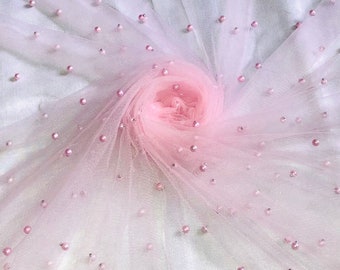 Könnte beinhalten: Rosa Tüllstoff mit kleinen rosa Perlen, die über die gesamte Fläche verteilt sind.