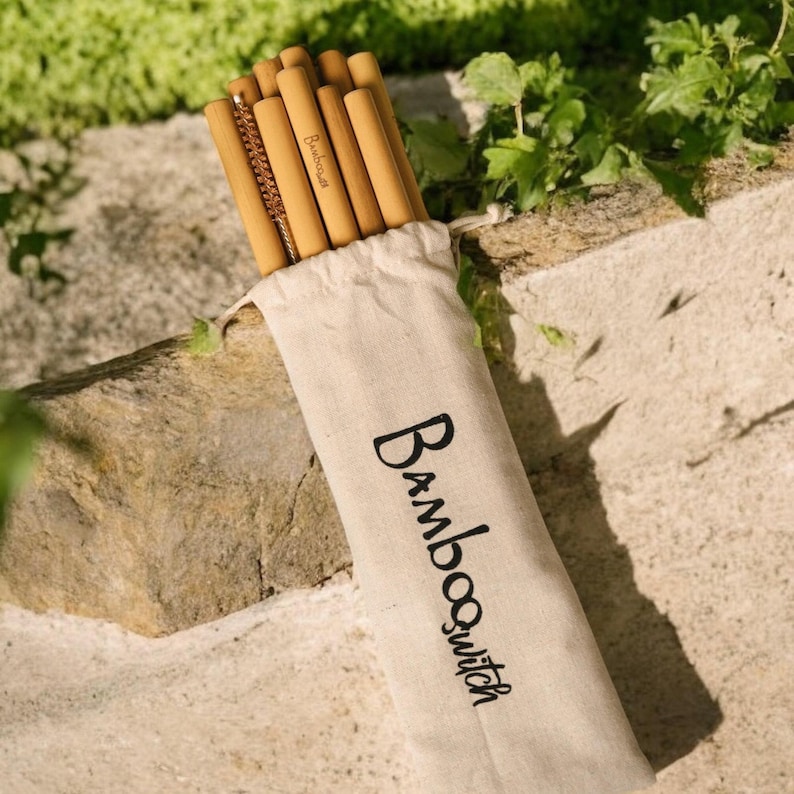 K&ouml;nnte beinhalten: Ein Satz nat&uuml;rlicher Bambusstrohhalme in einer wei&szlig;en Stofftasche mit dem Aufdruck "Bambooswitch" auf der Tasche.