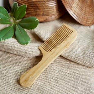 Pettine per capelli in bambù con manico / Pettine in legno ecologico / Accessorio sostenibile per capelli e bellezza