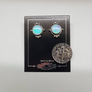 Q925 Petites boucles d'oreilles en opale bleue | Petits poteaux argentés | Boucles d'oreilles en argent sterling | Bijoux Opale Bleue | Cadeau pour elle | Boucles d'oreilles en opale bleue