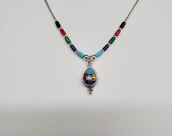 Collar pequeño de plata esterlina Q925 con incrustaciones multicolor en forma de lágrima y colgante de plata líquida de ley de 45 cm / Collar estilo bohemio de plata esterlina con diseño del suroeste