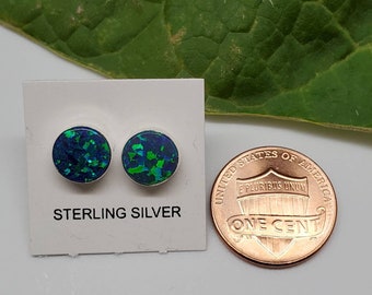 Pendientes de poste de ópalo verde de 8 mm / Pendientes de botón de ópalo verde / Pendientes minimalistas / Pendientes de botón de plata de ley / Pendientes delicados de ópalo verde