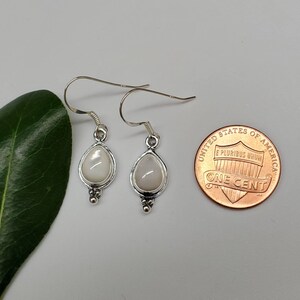 Q925 Kleine tropfenförmige weiße Perlmutt-Ohrringe aus Sterlingsilber | Kleine weiße Muschel Ohrringe | Sterling Silber Ohrringe