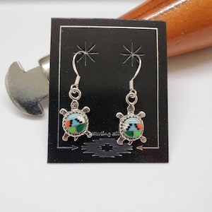 Pendientes colgantes de tortuga multicolor Q925 / Pendientes colgantes de plata de ley / Pendientes de tortuga con incrustaciones pequeñas / Tortuga del suroeste / Hechos en EE. UU.