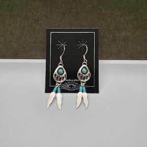 Brincos Pendentes Pequenos de Pata de Urso Q925 | Concho de Pata de Urso Shadowbox com Pena | Brincos de Prata de Lei | Joias do Sudoeste | Turquesa