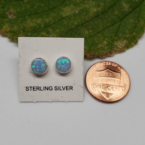 Boucles d'oreilles en opale bleue 6 mm | Puces d'oreilles en opale bleue | Bijoux en opale en argent sterling | Boucles d'oreilles bleues délicates | Boucles d'oreilles de tous les jours fabriquées aux États-Unis