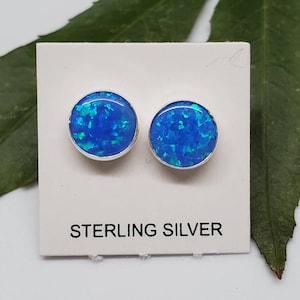 Boucles d'oreilles en opale bleu foncé 8 mm | Puces d'oreilles en opale bleue | Puces d'oreilles en opale bleu feu | Boucles d'oreilles bleues délicates | Clous d'oreilles en argent sterling