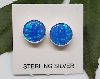 8 mm dunkelblaue Opal-Ohrstecker | Blaue Opal-Ohrstecker | Feuerblaue Opal-Ohrstecker | Zarte blaue Ohrringe | Ohrstecker aus Sterlingsilber