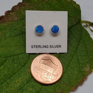 Puces d'oreilles en opale bleu foncé de 5 mm | Boucles d'oreilles bleu foncé en opale | Petits clous d'oreilles en opale | Boucles d'oreilles en argent sterling | Poteaux délicats en opale bleue