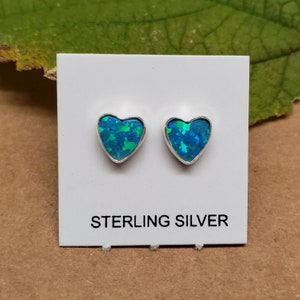 Q925 Kleine Blau Grün Herz Form Post Ohrringe | Sterling Silber Feuer Opal Schmuck | Kleine schlichte leichte Post Ohrringe | Hergestellt in USA