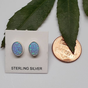 Q925 Puces d'oreilles ovales délicates en opale bleue | Boucles d'oreilles en opale bleue | Clous d'oreilles en opale bleue | Poteaux délicats en pierre bleue | Poteaux en argent sterling