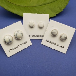 Pendientes redondos de turquesa blanca de búfalo (8 mm, 6 mm y 5 mm de diámetro) / Turquesa blanca / 3 tamaños / Plata de ley / Hechos en EE. UU.