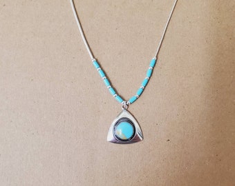 Q925 Concho Kingman Turquoise-hanger driehoekvorm met vloeibare zilveren ketting 18 inch | Sterlingzilveren turkooisketting gemaakt in de VS