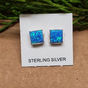 Q925 Viereckige Dunkelblaue Opal Sterling Silber Ohrstecker | Kleine dunkelblaue Opal Ohrstecker | Schlichte Ohrstecker | Alltagsmode Schmuck | Hergestellt in USA