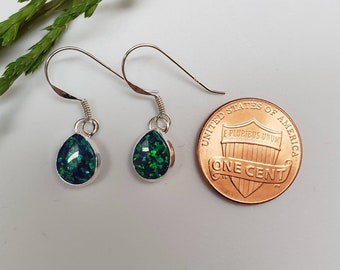 Q925 Petites boucles d’oreilles Opal Dangle Vert Teardrop | Boucles d’oreilles simple poids léger | Boucles d’oreilles Sterling Silver Dangle | Bijoux opale vert feu