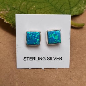 Boucles d'oreilles carrées opale bleu vert 6x6mm | Poteaux simples d’opale en argent sterling | Bijoux en opale de feu en argent fabriqués aux États-Unis | Idées cadeaux