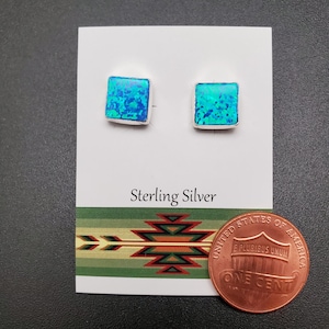 Q925 Boucles d'oreilles carrées 8 mm avec opale bleu foncé | Boucles d'oreilles en opale bleue | Clous d'oreilles carrés en argent sterling | Poteaux d'opale simples | Petits clous bohèmes