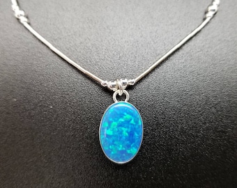Colgante delicado de ópalo azul oscuro con collar de plata líquida de 45 cm / Collar de ópalo azul oscuro de plata de ley / Joyería del suroeste hecha en EE. UU.