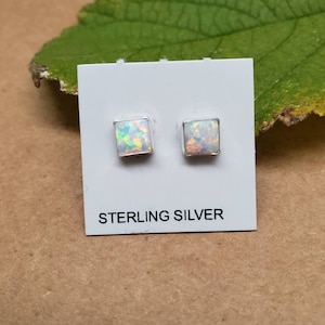 Boucles d'oreilles en argent sterling avec opale de feu | Mini opale | Clous d'oreilles en opale | Puces d'oreilles carrées en opale 5 mm | Fabriqué aux États-Unis