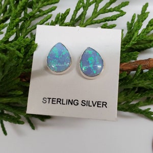Boucles d'oreilles Dainty Blue Opal Teardrop | Boucles d'oreilles en opale bleue | Bijoux Opale Bleue | Boucles d'oreilles simples | Boucles d'oreilles en argent sterling