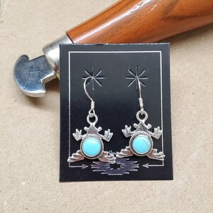 Brincos pendentes de sapo turquesa Q925 | Brincos de prata esterlina | Joias pequenas de turquesa do sudoeste da Kingman | Brincos de sapo pequeno