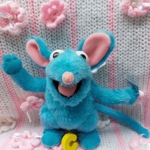 TUTTER Orso nella grande casa blu-topo blu ratto giocattolo-Jim Henson  perfetto peluche per un regalo o per un regalo da collezione calze