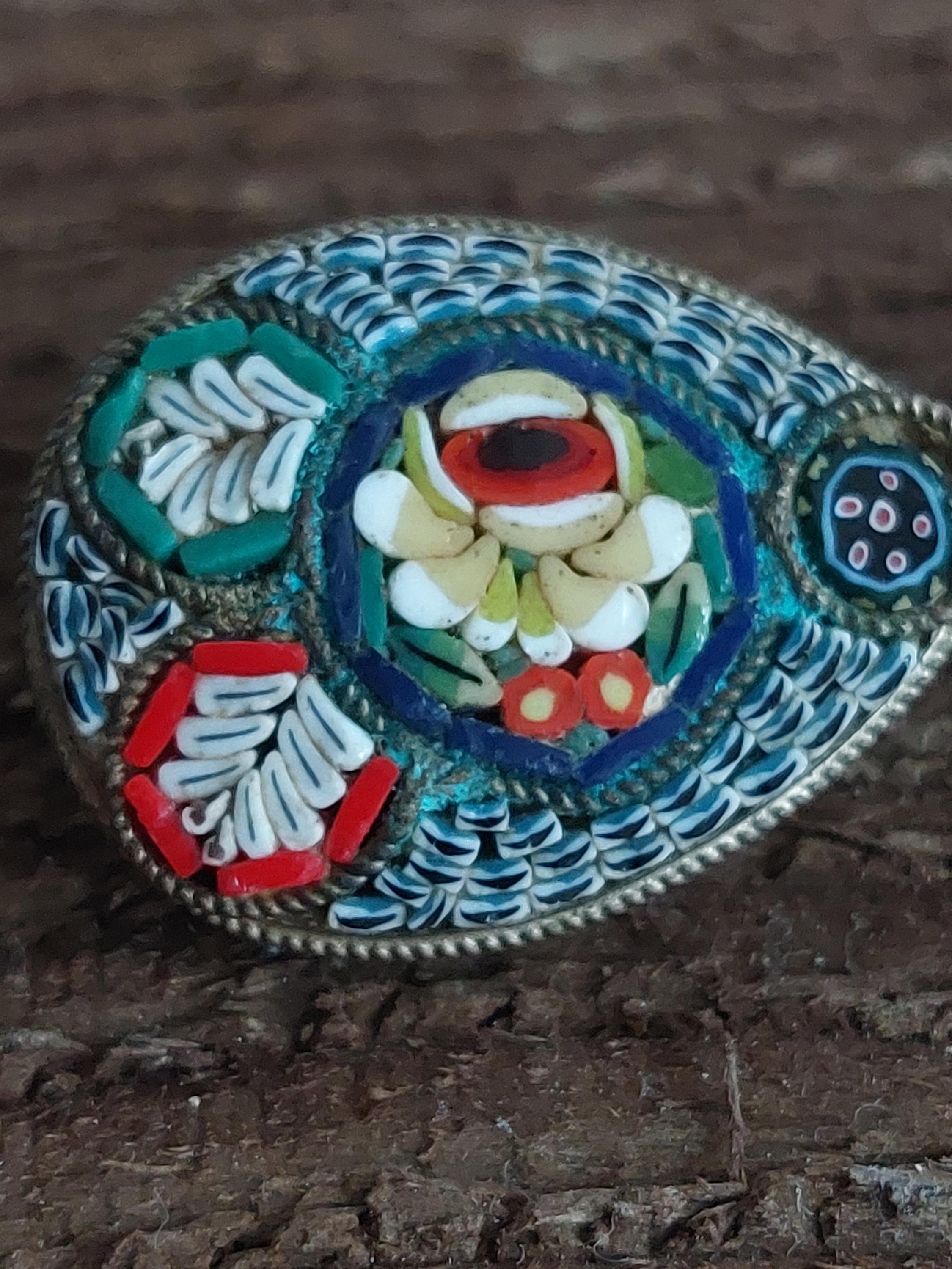 Broche ronde en micro-mosaïque italienne à décor d'oiseaux s