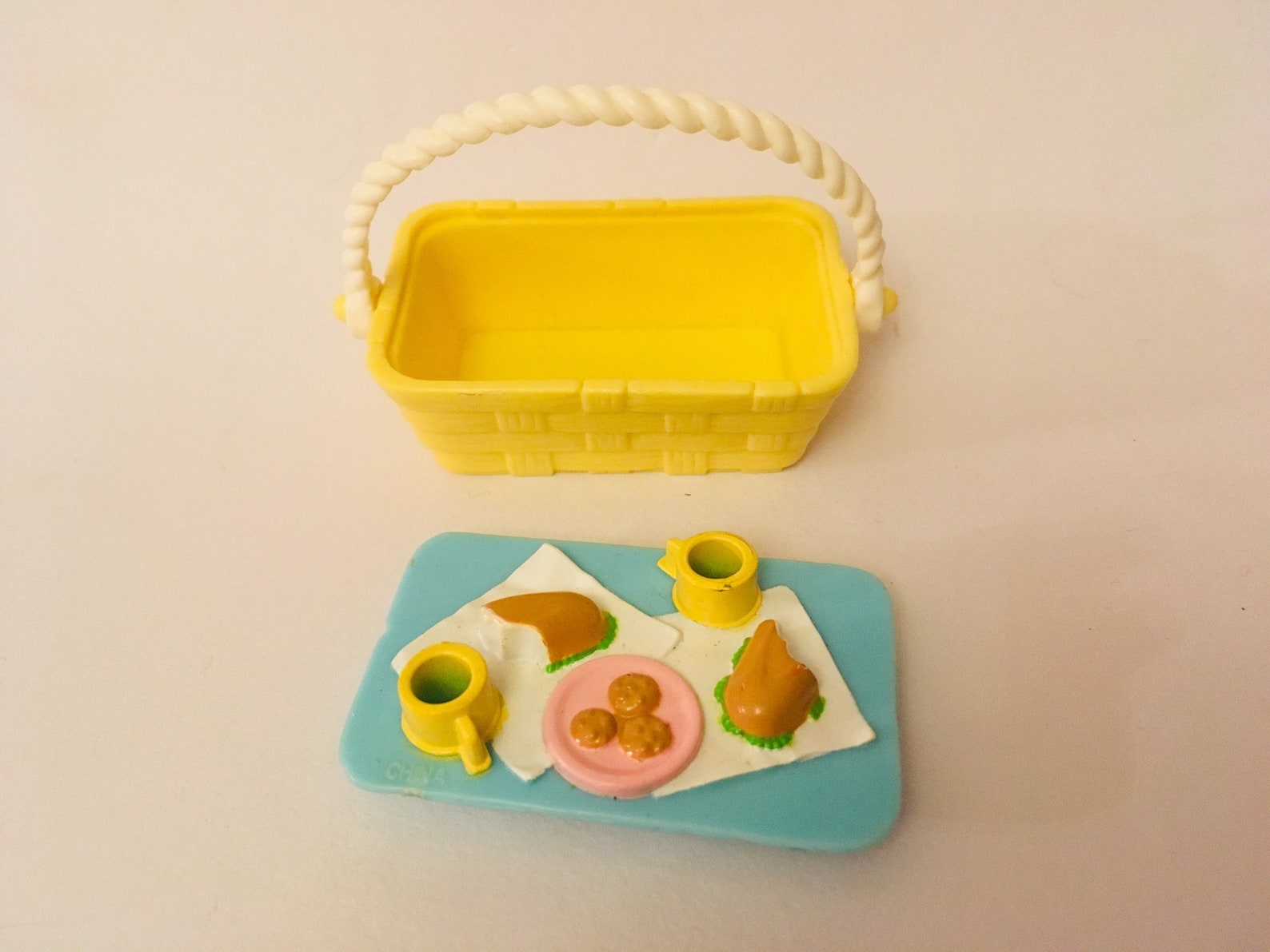 Vtg 90s Fisher Price Loving Family Yellow Picnic Basket/ Dolls Food and