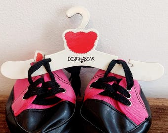 Stilvolle rosa und schwarze Turnschuhe für Ihre Lieblings-Teddybär Schuhe Teddybär Kleidung und Accessoires