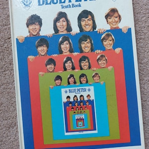 Um clássico colecionável anual da Blue Peter, programa de TV infantil britânico, presente nostálgico para colecionadores, memorabilia de mídia retrô