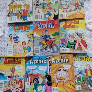 Könnte beinhalten: Eine Sammlung von zehn alten Archie-Comics. Die Cover zeigen verschiedene Charaktere aus dem Archie-Universum, darunter Archie, Betty, Veronica, Jughead und  Laugh. Die Comics sind in gutem Zustand und haben ein nostalgisches Flair.