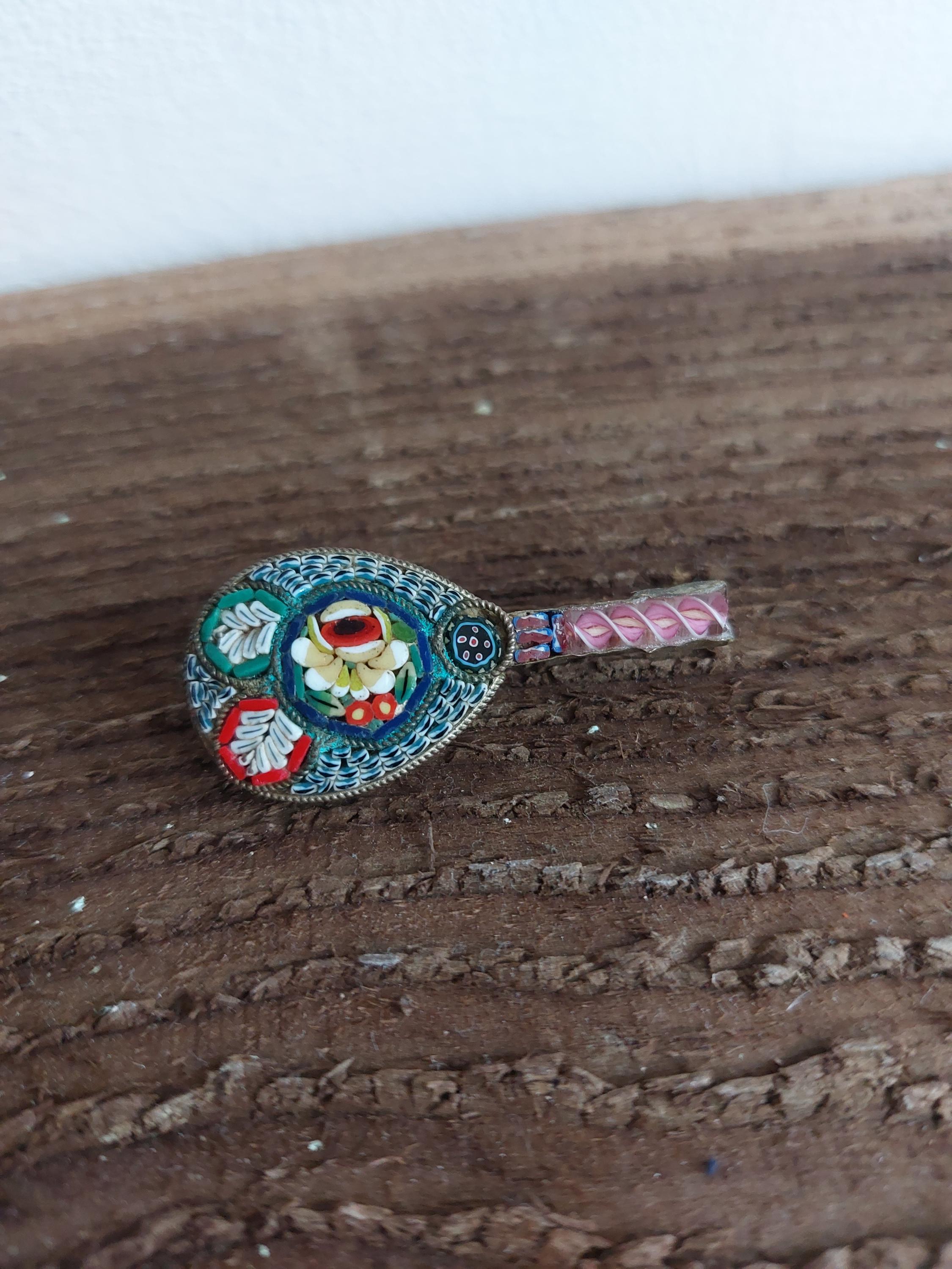 Petite broche vintage en micro-mosaïque avec fleurs