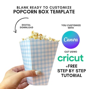 Puede incluir: Una caja de palomitas a cuadros azules y blancos llena de palomitas de maíz. La caja está sostenida por una mano. El texto de la imagen dice "BLANK READY TO CUSTOMIZE POPCORN BOX TEMPLATE", "DIGITAL DOWNLOAD", "YOU CUSTOMIZE WITH Canva", "CUT USING Cricut +FREE STEP BY STEP TUTORIAL".