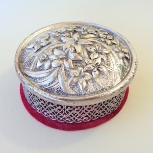Vintage Italy Silver Metal flower imbossed Jewelry Box Vintage Jewelry storage, Treasure chest, Metal decorated box, Trinket box, silver box