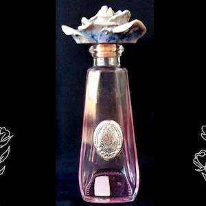 Frasco de vidro vintage, decoração de medalhão banhado a prata, perfume com rosa de cerâmica parada, frasco de perfume vintage, decoração de penteadeira vintage