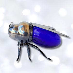 Verzamelobject Italiaanse Teghini Firenze-pot van blauw glas en verzilverde honingbij. Vintage Italiaanse zware blauwe glazen pot. Florentijns glas
