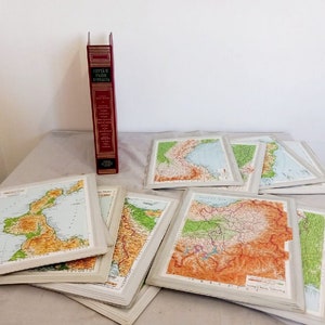 Collezione "De Agostini" carte geografiche anni '60 delle regioni italiane, 13 pezzi in plastica a rilievo. Sul retro costumi caratteristici