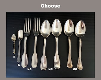 Atrezzo para fotografía gastronómica: Cubiertos antiguos y vintage plateados. Estilismo culinario, cocina, vajilla, cubertería, vajilla de plata.