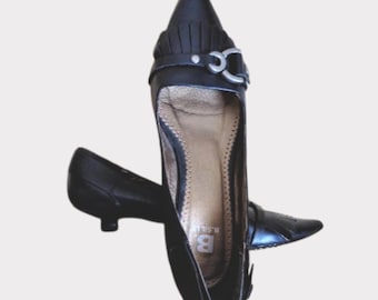 Vintage italienische Kitten Heels aus schwarzem Leder – spitze Zehenpartie, Fransenbesatz, Marke B.Silly, Größe 38