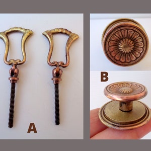 Peut inclure: Deux tirettes de tiroir en laiton antique avec un motif floral décoratif et une vis en cuivre. Un seul bouton en laiton antique avec un centre en cuivre et un motif floral décoratif.