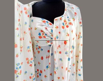Lencería de colores primaverales • Conjunto de bata vintage italiana • Camisón y bata con estampado floral color crema • Tejido de crepé ligero • Talla M
