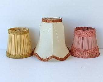 Juego de pantallas de lámpara antiguas: tres pantallas pequeñas para decorar; iluminación vintage de tela con ribete (variantes A, B y C).