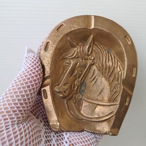 Posacenere da collezione in ottone pesante antico, scultura vintage in ottone italiano, posacenere in ottone vecchio stile con figura di cavallo in rilievo