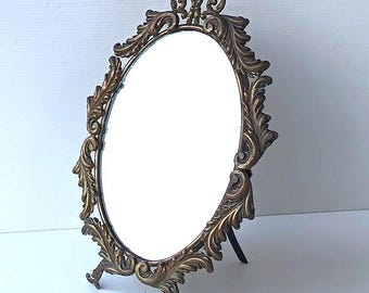 イタリアンビンテージ 真鍮製卓上ミラー 30年代のヴィンテージイタリア製卓上ミラーは、美しく装飾された真鍮の