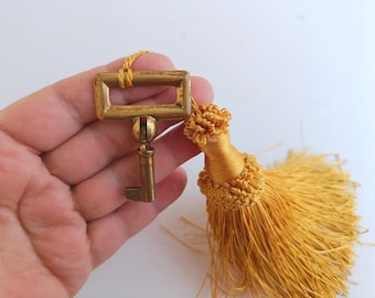 Vintage Sammler-Möbelschlüssel aus Messing mit Quaste - Italienische Handmade Decor & Styling Prop