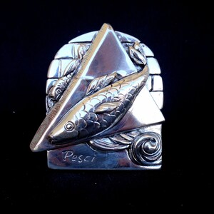 May include: Silver zodiac charm featuring two fish swimming in a triangle shape with the word "Pesci" inscribed below.