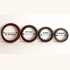 Op de afbeelding: Vier houten ronde frames in verschillende bruintinten. Het grootste frame meet 12,5 cm in diameter, gevolgd door 11 cm, 9 cm en 8,5 cm. De frames zijn in een rij gerangschikt tegen een witte achtergrond.