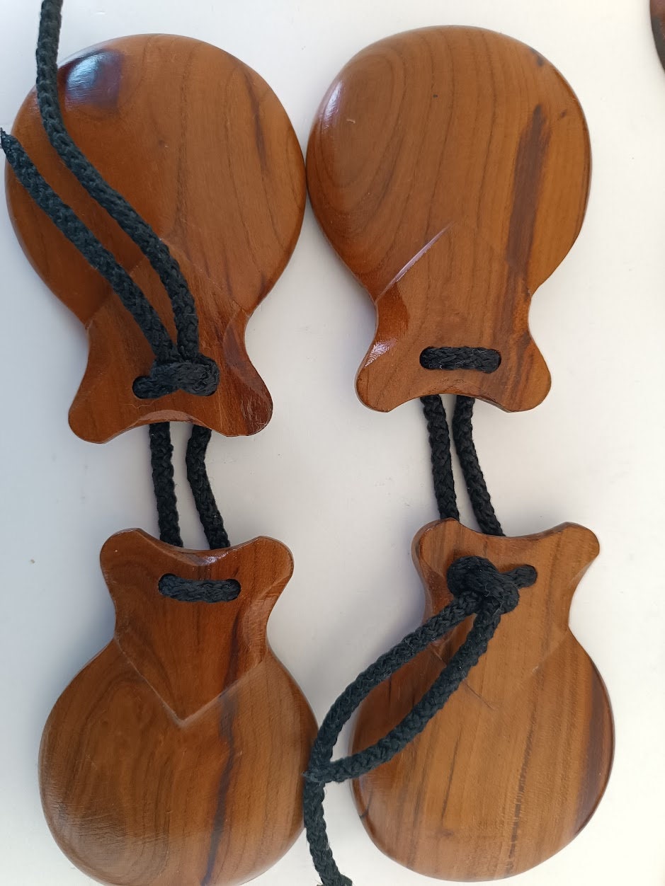 2 instrument de musique espagnol vintage, castagnettes en bois, castagnettes  sculptées à la main en bois -  Canada