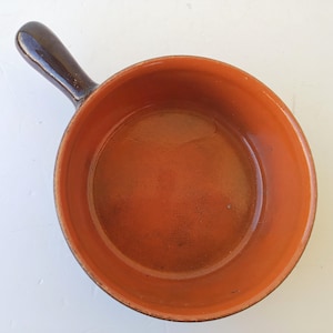 Cuenco italiano vintage de terracota con asa: utensilios de cocina tradicionales del sur
