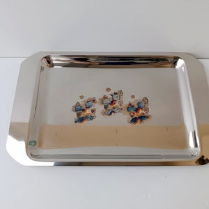 Nuovissimo vassoio da portata vintage italiano in acciaio inossidabile marchiato Vemi con disegno floreale inciso nella scatola originale, idea regalo di nozze